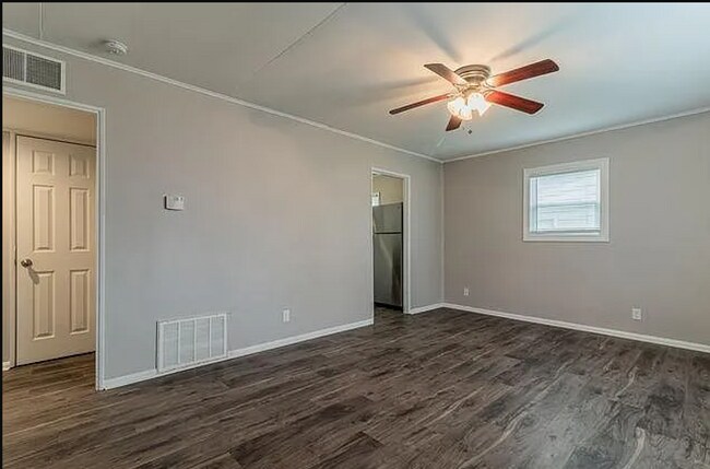 Building Photo - 1401 Laurel Dr