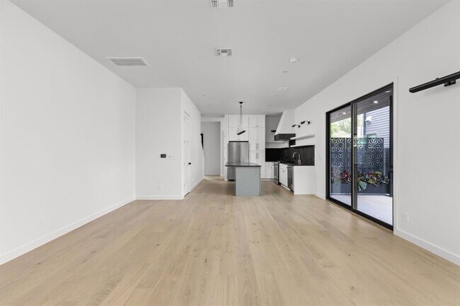 Building Photo - 912 1/2 E 50th St