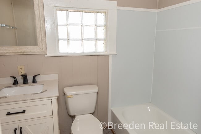 Building Photo - 928 Fairview Dr SW