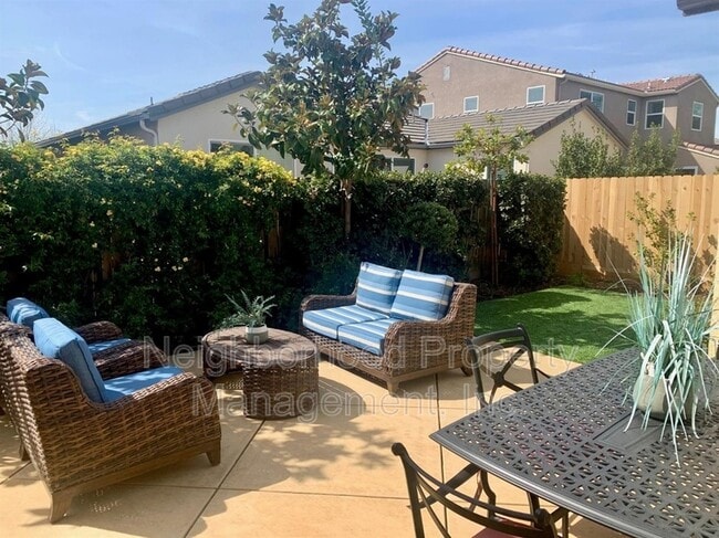 Building Photo - 3862 Buckingham Ave