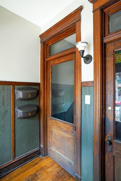 Building Photo - 836 N Maplewood Ave