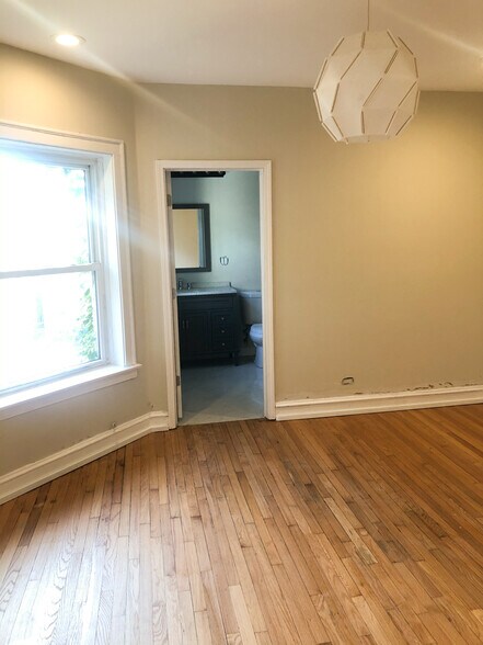 Building Photo - 7845 S Kingston Ave