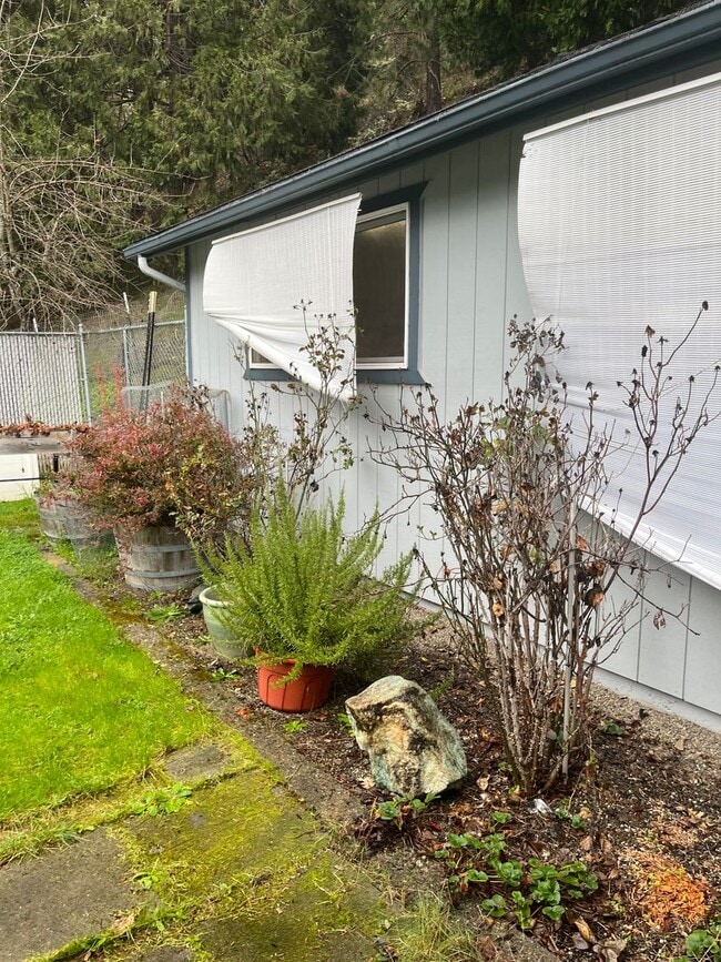 Building Photo - 3 bed / 2 bath house