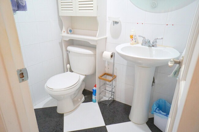 Building Photo - 401 Southampton A