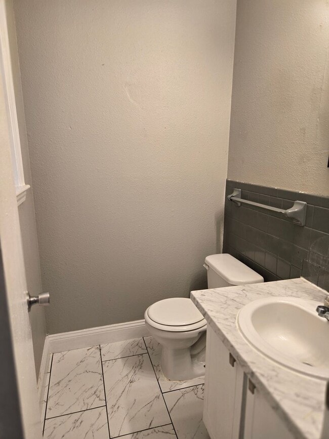 Building Photo - 3 bedroom, 2 bath home for lease.