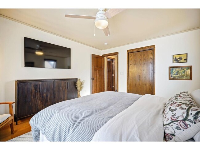 Building Photo - 241 Russell Ave S