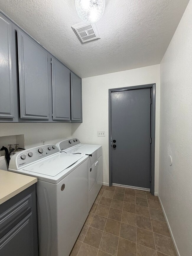 Building Photo - Beautiful 3 Bedroom House Located on Calico Lake