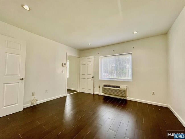 Building Photo - 9 Vreeland Ave