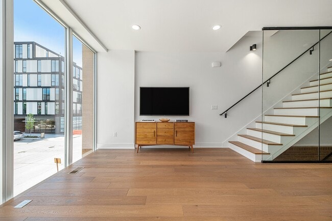 Building Photo - 2805 Brush St