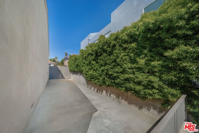 Building Photo - 726 W 37th St