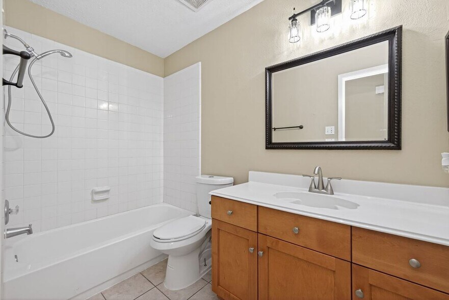 Building Photo - 18918 Droitwich Dr