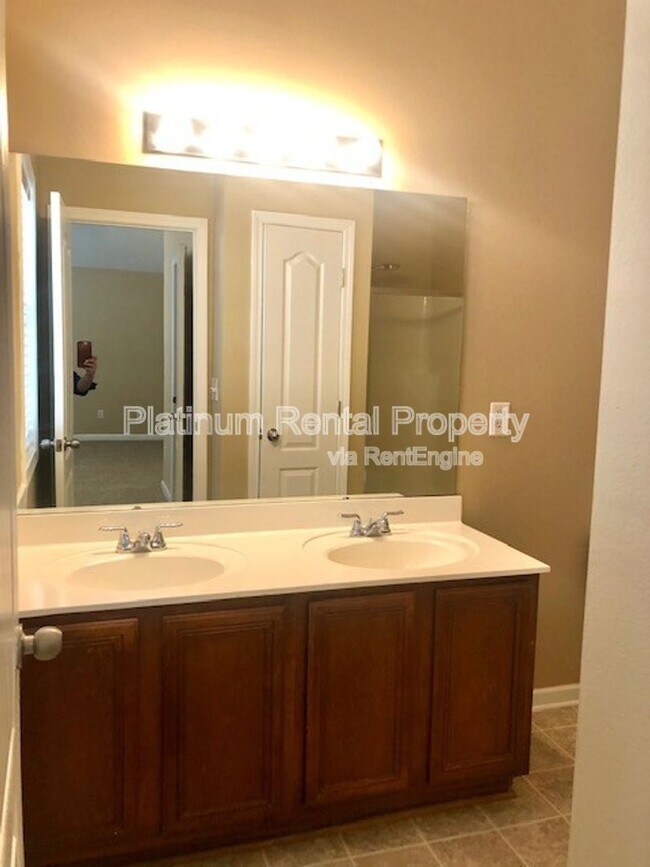 Building Photo - 6583 Silk Tree Pointe