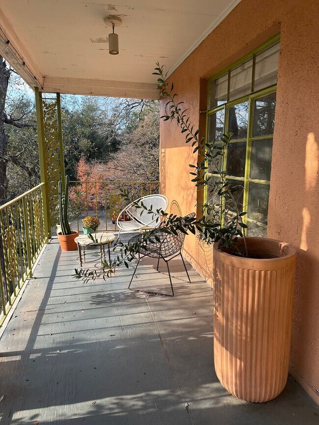 Building Photo - F28