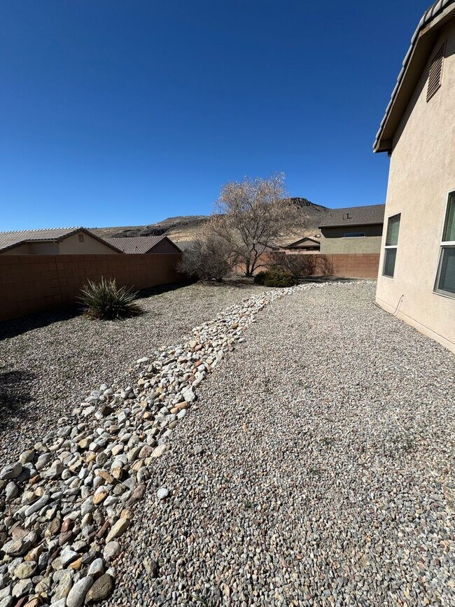 Building Photo - Great 3 bed, 2 bath, home in Huning Ranch!