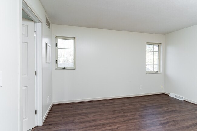 Building Photo - 2521 Woodmeadow Dr SE