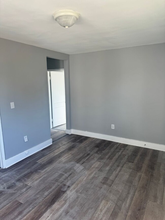 Building Photo - Newly renovated 2bd/1ba Apartments