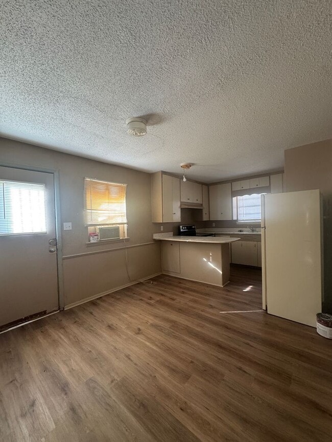 Building Photo - Located near 6th street!!! 1/1 with washer dryer hookups