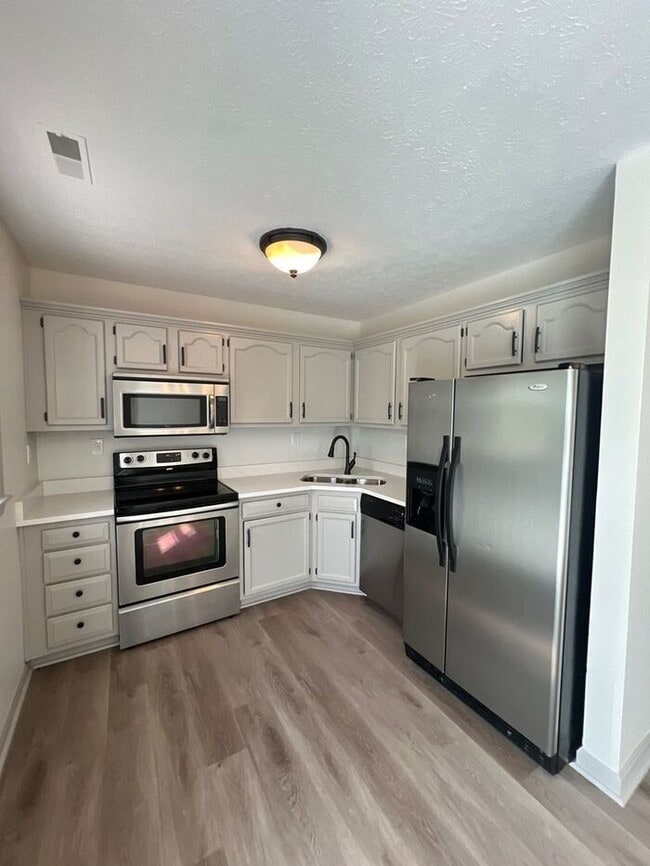 Building Photo - **Charming 2 Bed, 2 Bath Ranch-Style Home ...