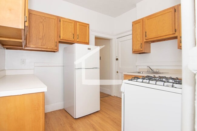 Building Photo - 9/1 No Fee! Split style 3BR w/balcony, heat inc!