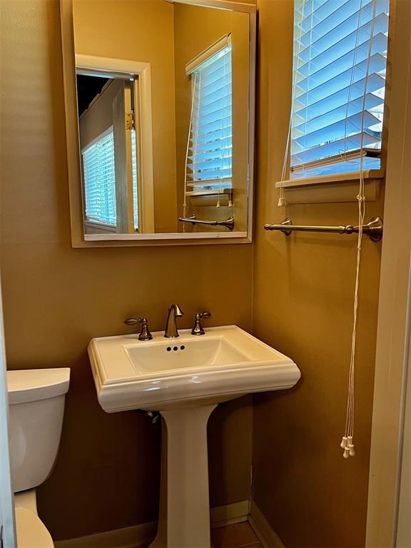 Building Photo - 818 W Timberdell Rd