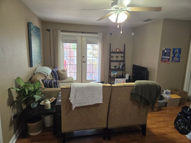 Building Photo - Room for rent in a 4BA/4BR condo walking d...