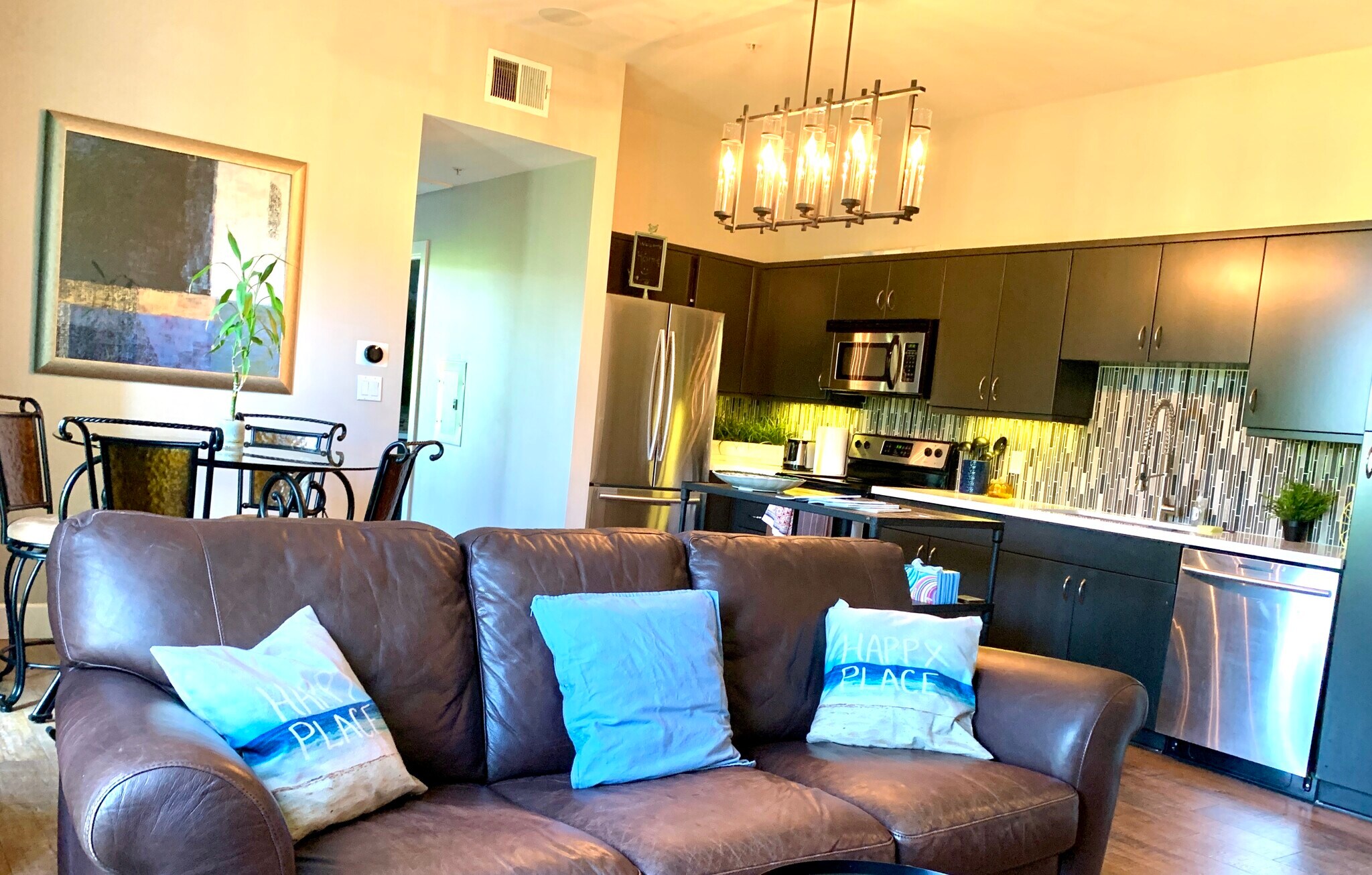 High-end light features - 889 Date St