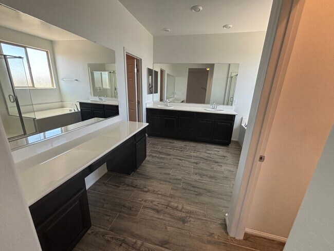Building Photo - Charming 3-Bedroom Home with Spacious Back...
