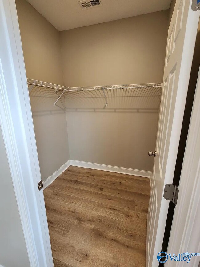 Building Photo - 207 Fern Bank Dr