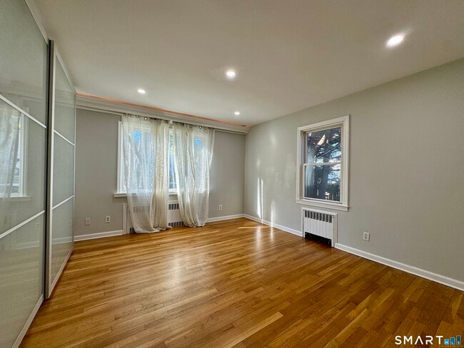 Building Photo - 415 Savoy St