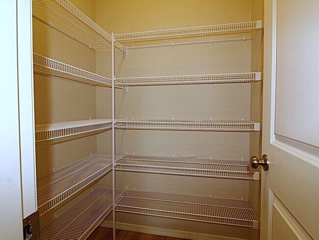 Building Photo - Modern 3x2.5 End Unit Townhome Retreat in NE Bend