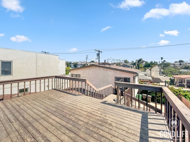 Building Photo - Beautiful 1B 1BA w/ Large Patio & Ocean Vi...