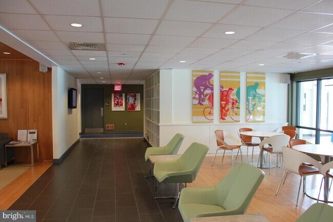 Building Photo - 20930 Valley Forge Cir