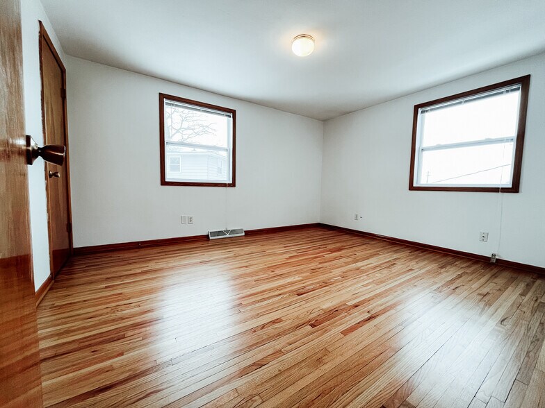Building Photo - 921 Rainbow Dr