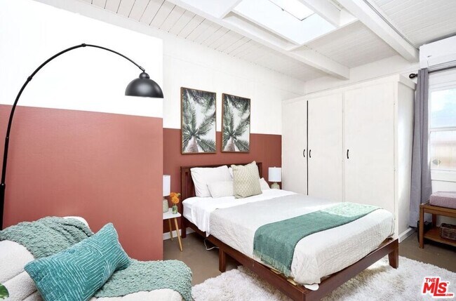 Building Photo - 818 Palms Blvd