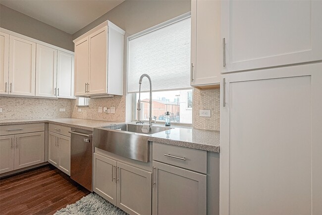 Building Photo - 712 Clark St