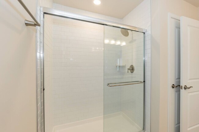 Building Photo - Three Bedroom End Unit Home!