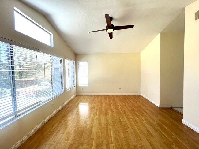 Building Photo - 4 bed, 2.5 bath located in Corona, CA!