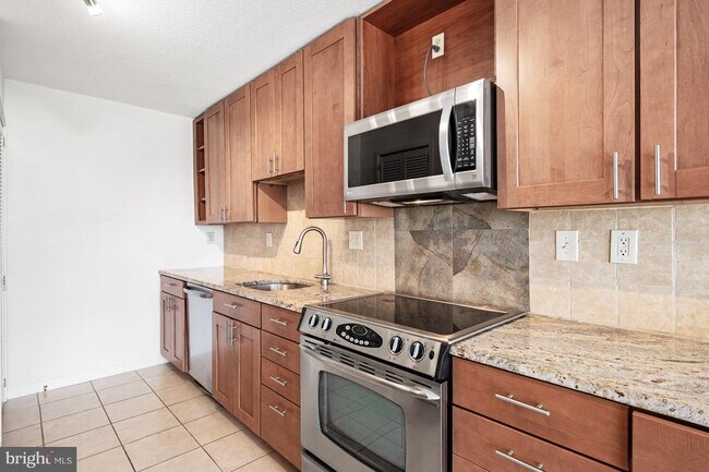 Building Photo - 307 Yoakum Pkwy