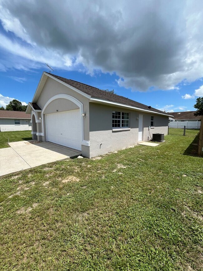 Building Photo - Marion Oaks