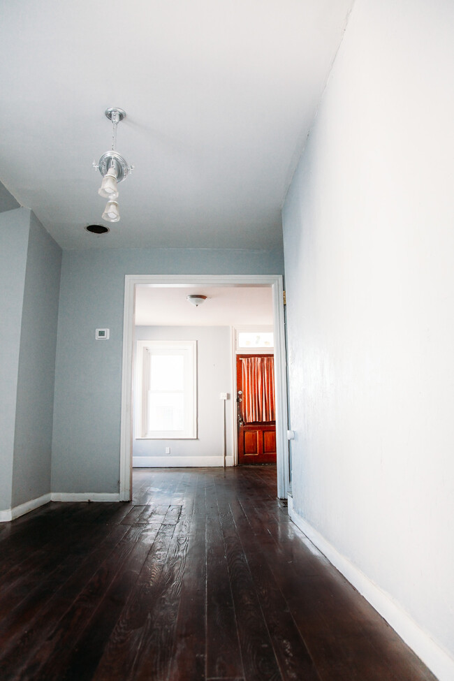 Building Photo - 1121 W Maple St