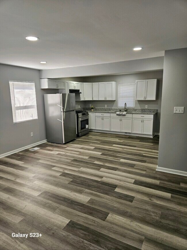 Building Photo - Enjoy this beautifully remodeled 3-bedroom, 1-bath home