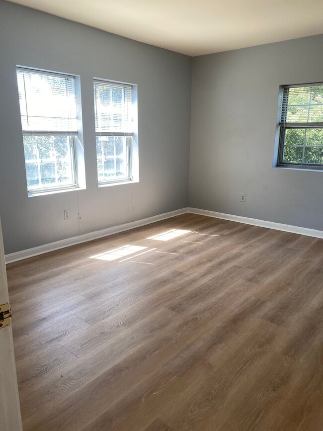 Building Photo - UPDATED 1 BEDROOM IN ARLINGTONS COLONIAL V...