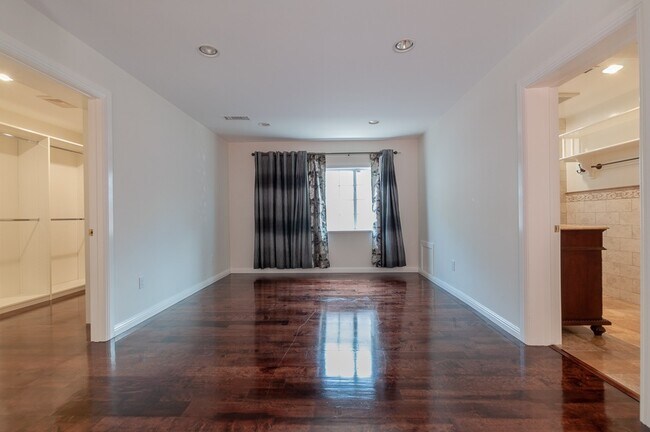 Building Photo - Beautiful 3 bedroom 2 bath with Central AC