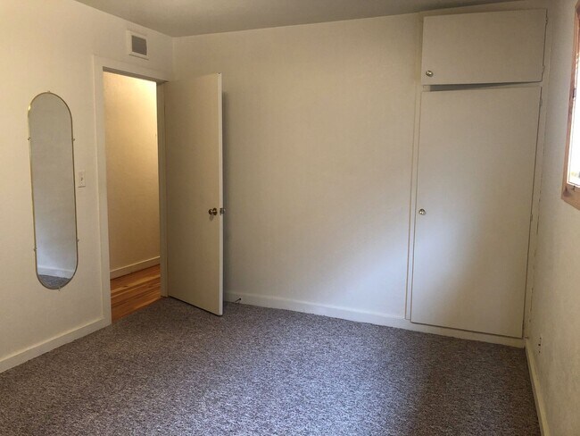 Building Photo - Charming 2-Bed, 1-Bath Hamilton Home with Attached Double Garage