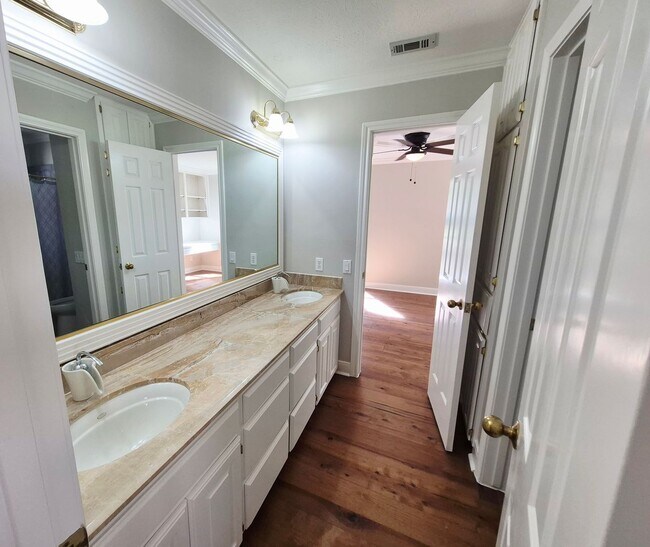 Building Photo - Golf Course Living in The Hills – 4 Bed in Lakeway