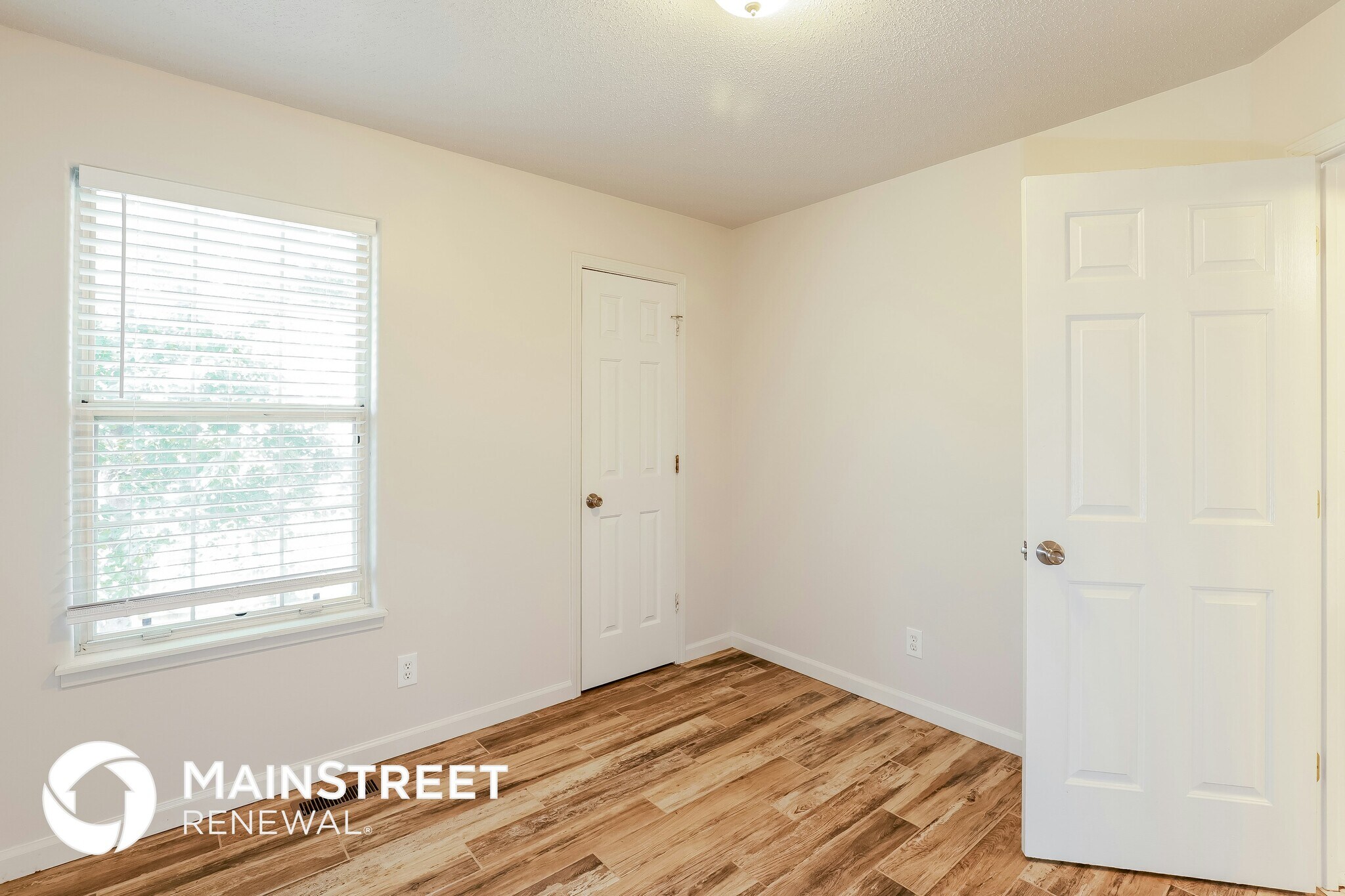 Building Photo - 820 NE Aaron Dr