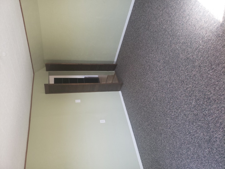 Building Photo - 324 W 6th St