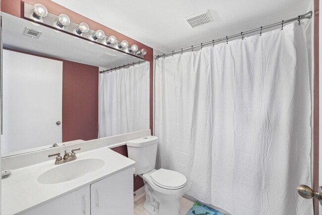 Building Photo - 2025 SW Silver Pine Way