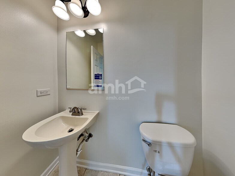 Building Photo - 915 Mission Blvd