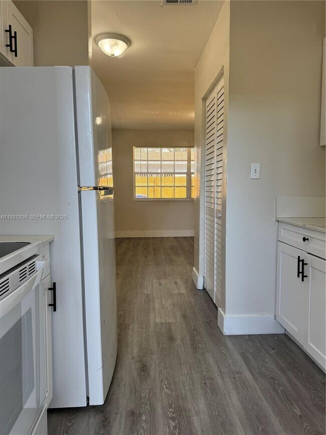 Building Photo - 522 NW 13th Ave